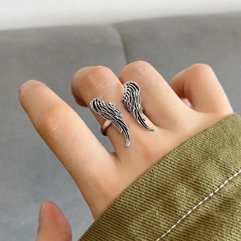 Handgefertigter Retro-Ring aus Silber mit Engelsflügeln