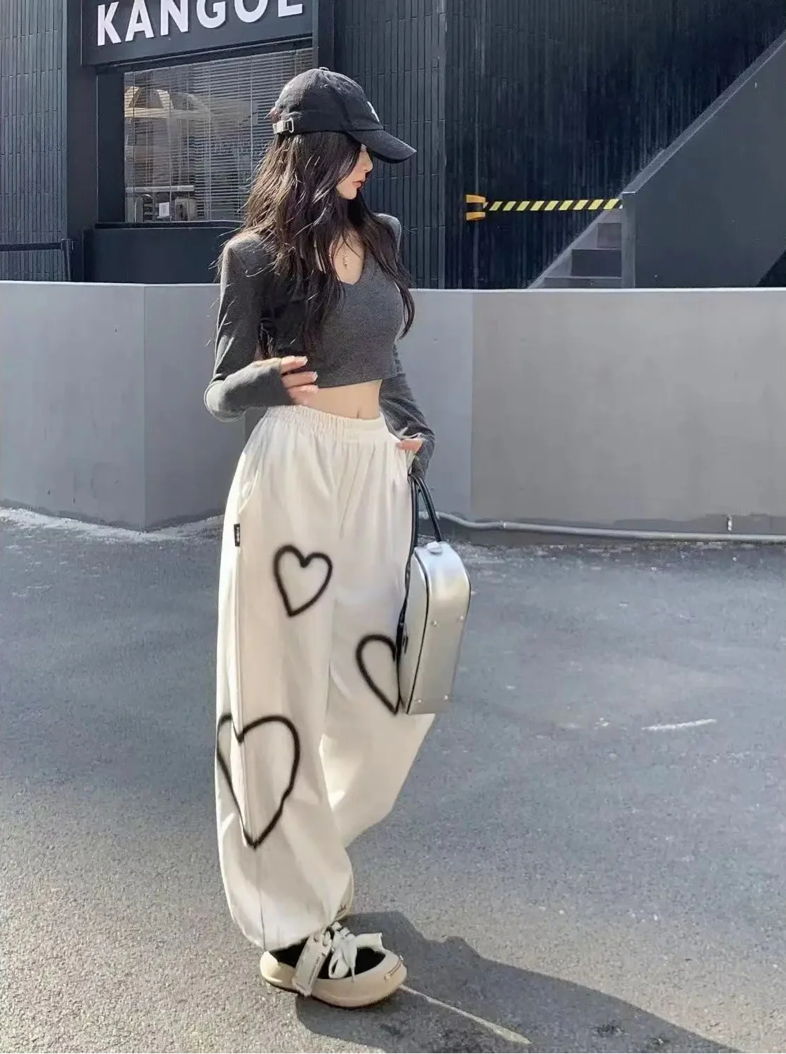 Süße, dunkel-vintage, gerade geschnittene Hose mit 3D-Herzmotiv.