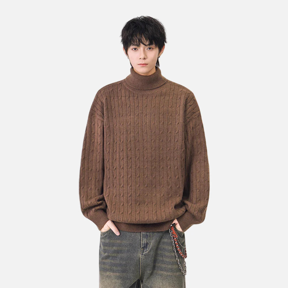 Gemütlicher Zopfstrickpullover mit hohem Kragen und Rollkragen