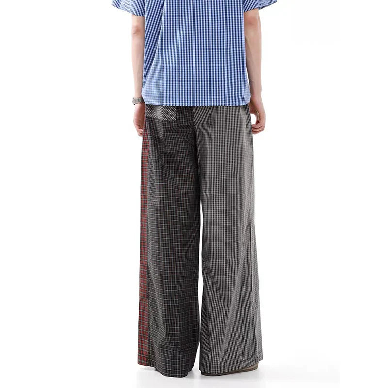 Modische karierte Hose mit weitem Bein im Streetwear-Stil der 2000er Jahre.