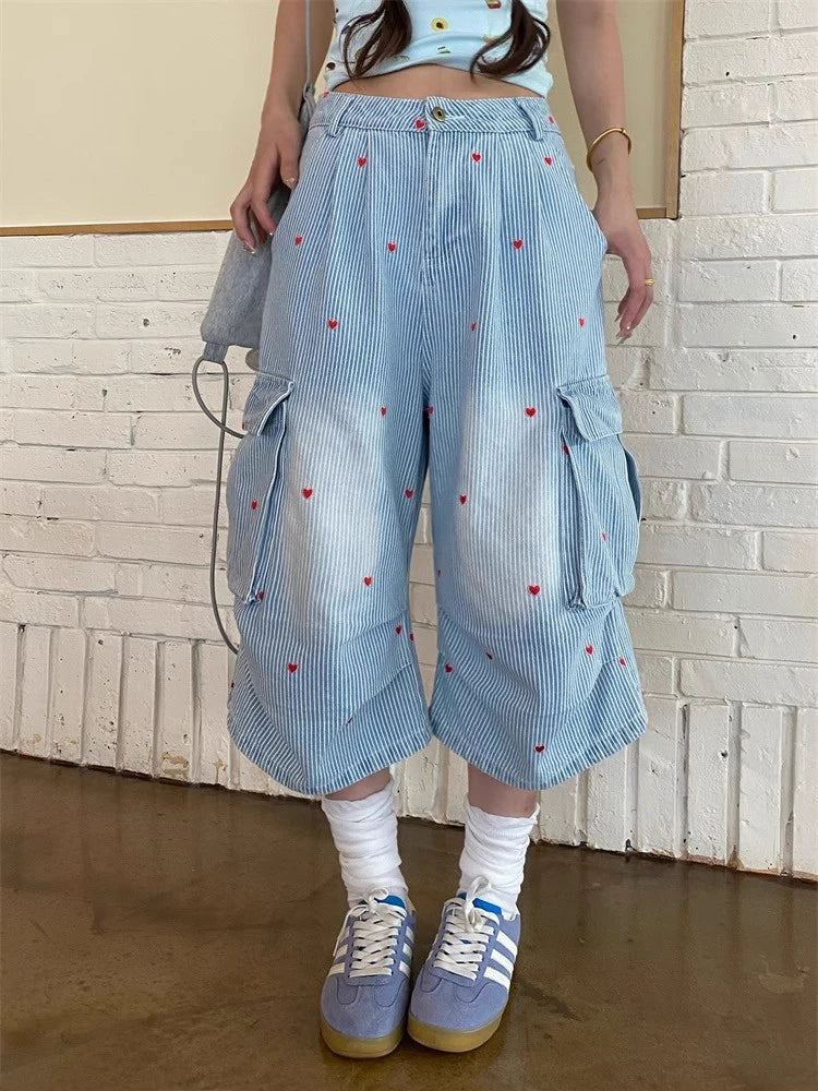 Short en jean cargo à rayures chics et broderies en forme de cœur