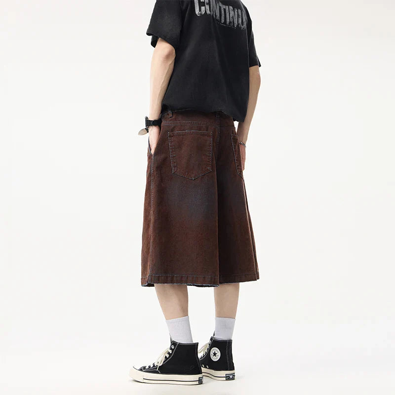 Isolierte, kühle, braun gewaschene, weite Jeansshorts