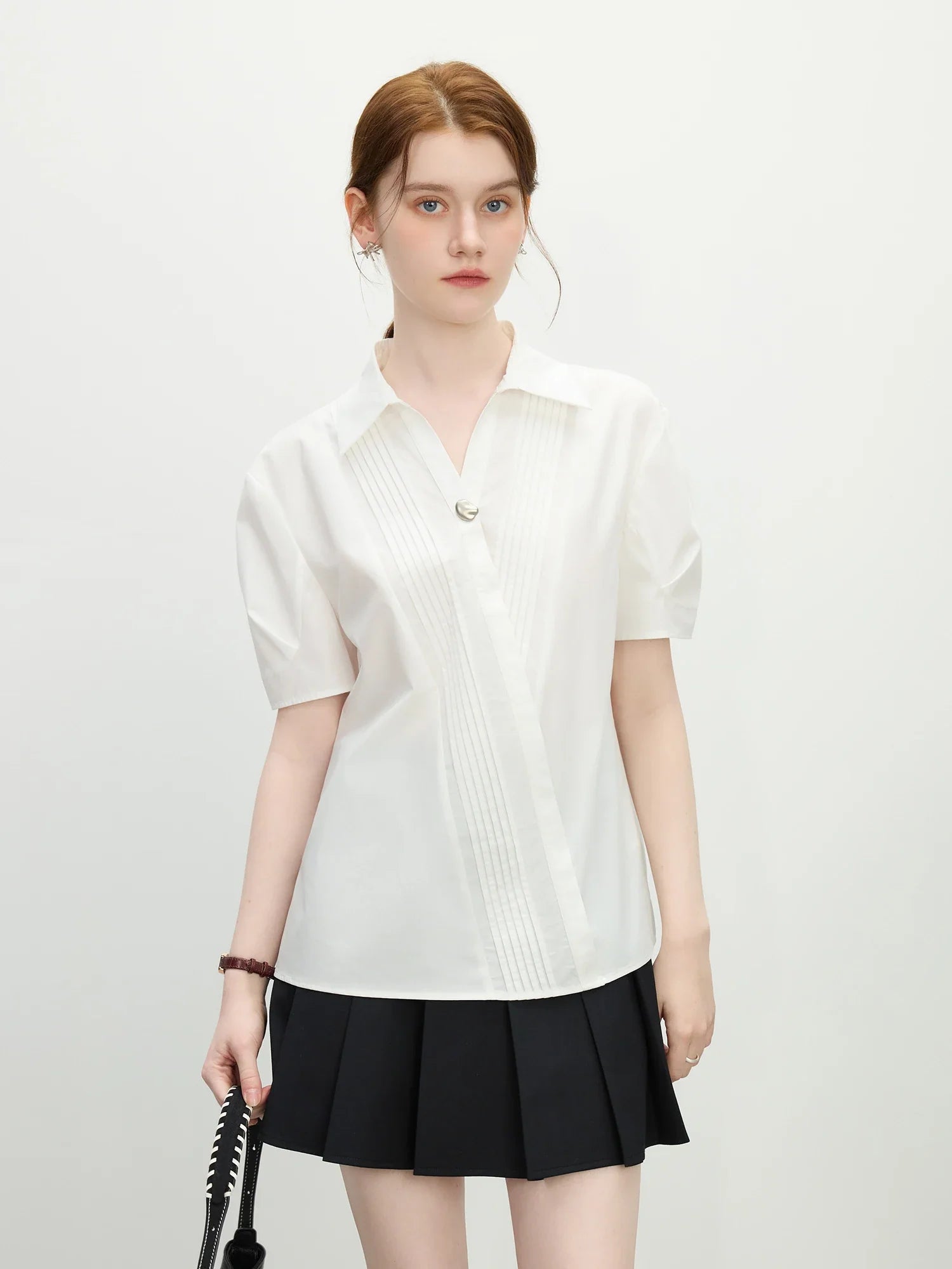 Chemise blanche minimaliste à col en V et manches courtes