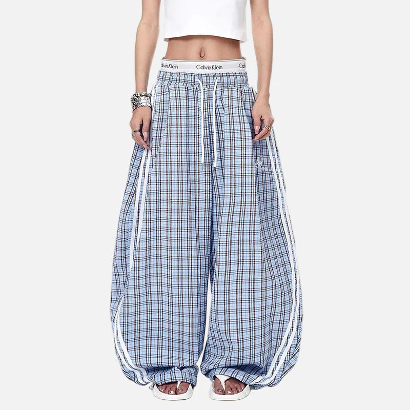 Figurschmeichelnde, karierte Hose im Y2K-Stil mit lässigem, elastischem Schnitt und weitem Bein
