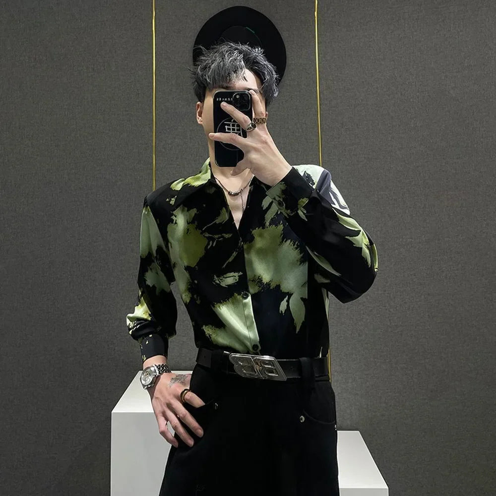 Grünes Langarmshirt mit Kontrastprint und Schultern