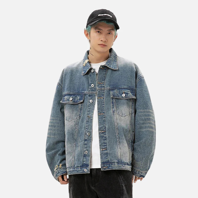 Beschädigter Kragen, lockere Jeansjacke