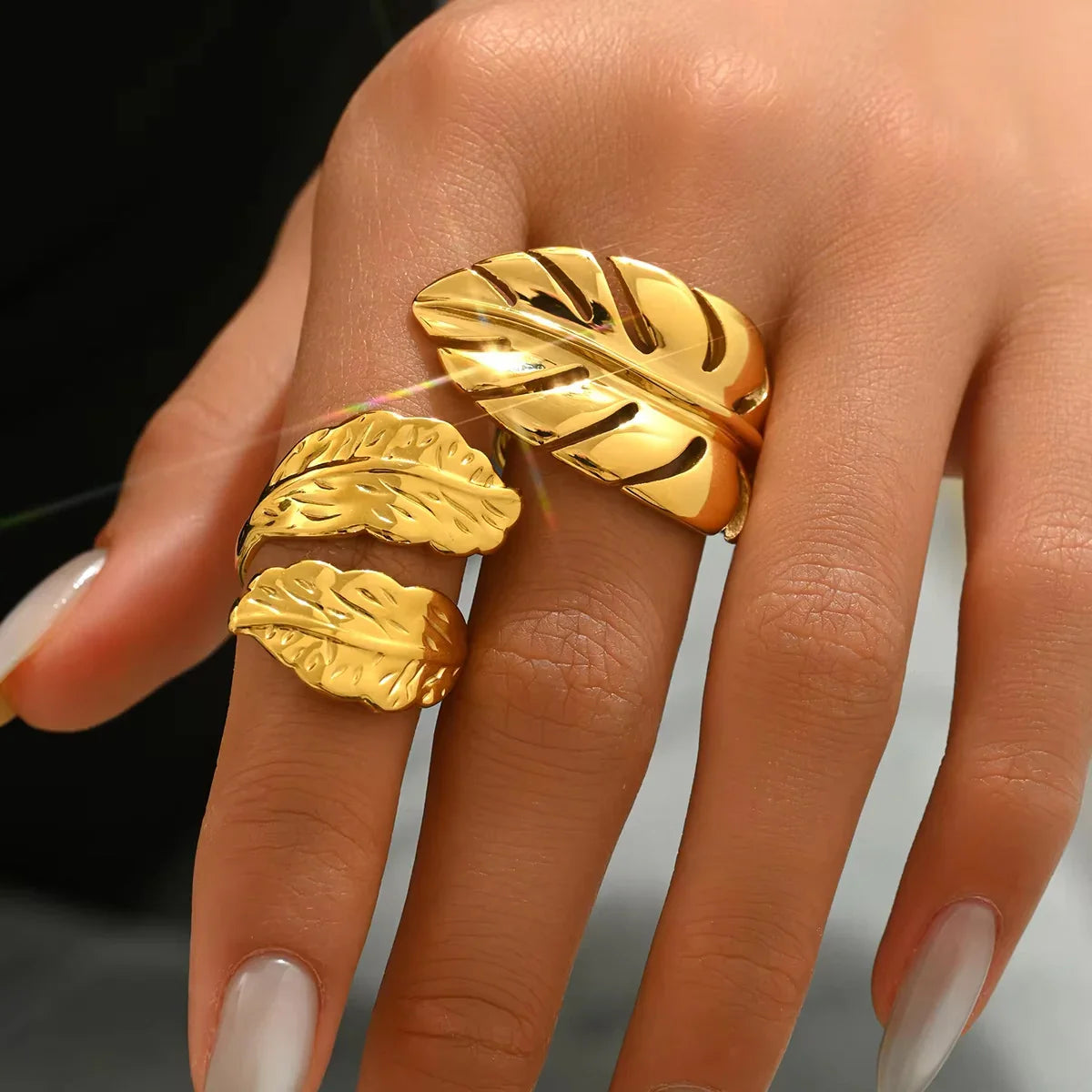 Eleganter, offener Ring in Blattform aus Gold