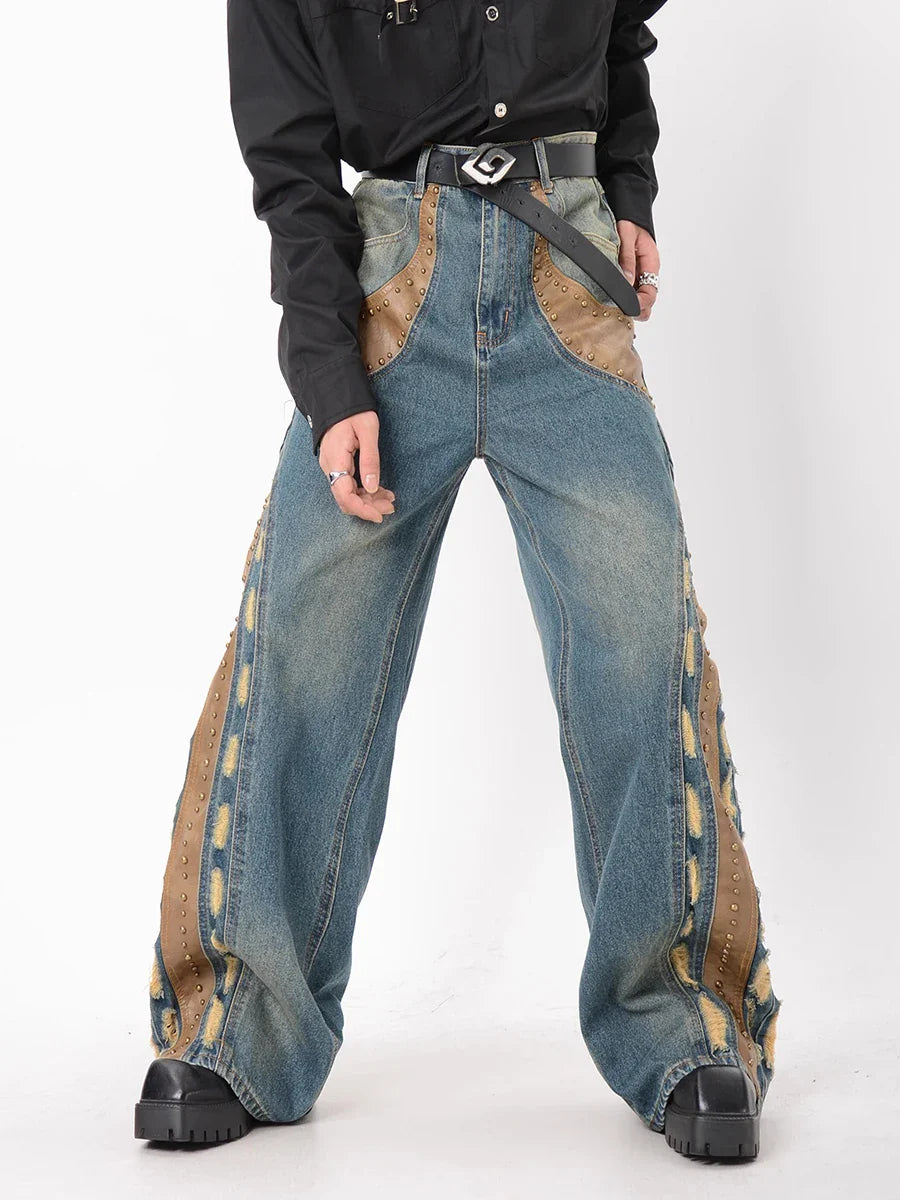 Jean vintage en patchwork de cuir clouté et usé