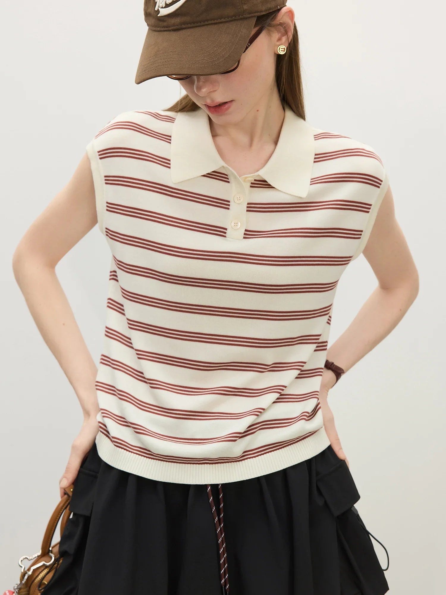 Lässiges, gestreiftes, ärmelloses Strick-T-Shirt für Damen mit Knopfkragen