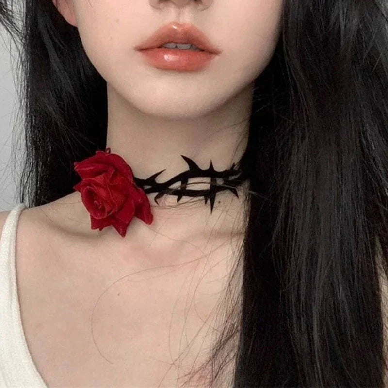 Gothic Halskette mit Anhänger aus schwarzen Rosendornen