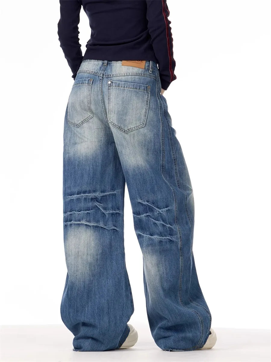 Kleiderschrank-Must-have: Weite Jeans mit Blitzmuster