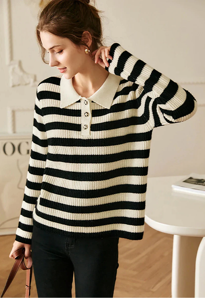 Gemütlicher, gestreifter Strickpolopullover mit Knopfleiste