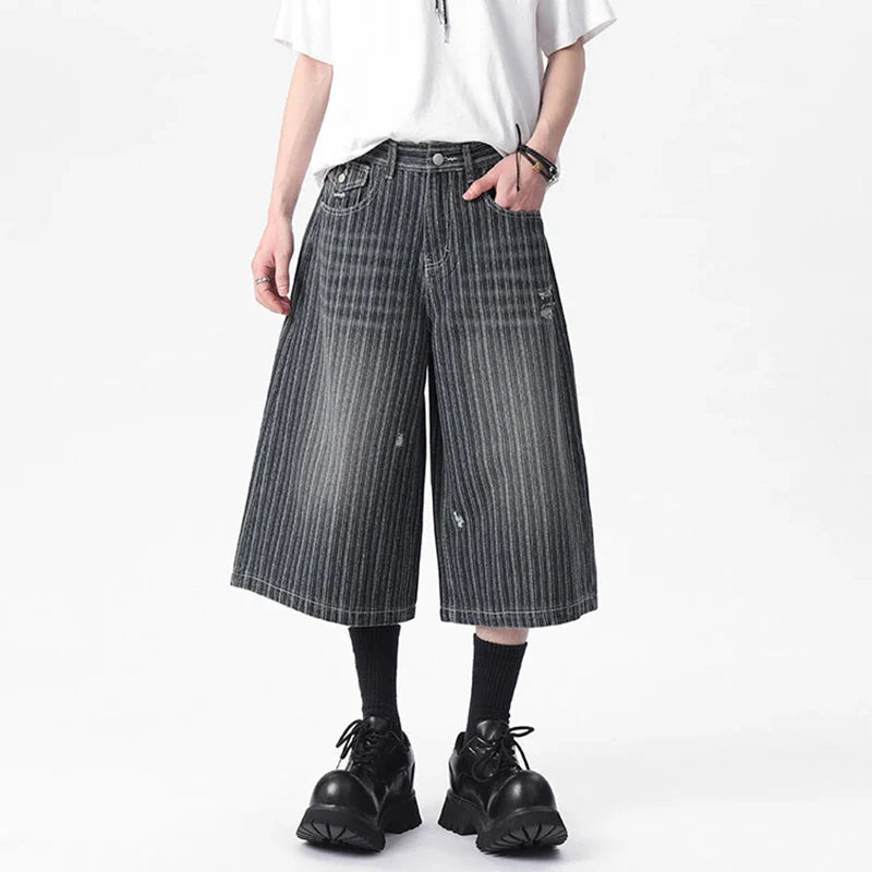 Elegante, im Vintage-Stil gewaschene, gerade geschnittene, kurze Jeansshorts
