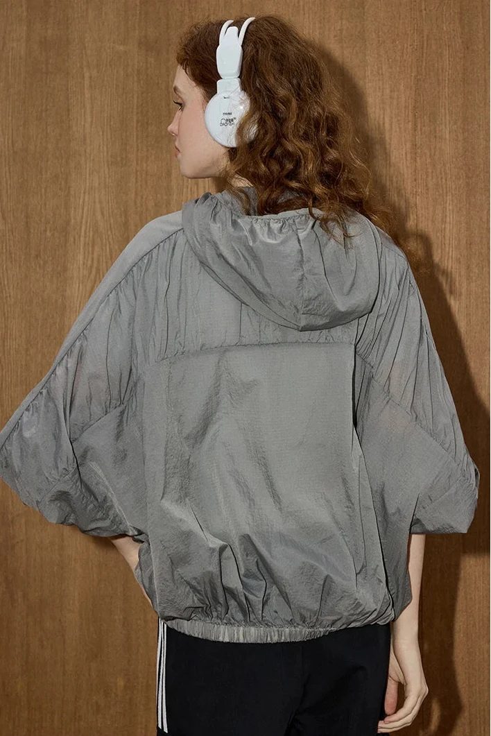 Leichte, kühlende Sonnenschutz-Windjacke mit Kapuze