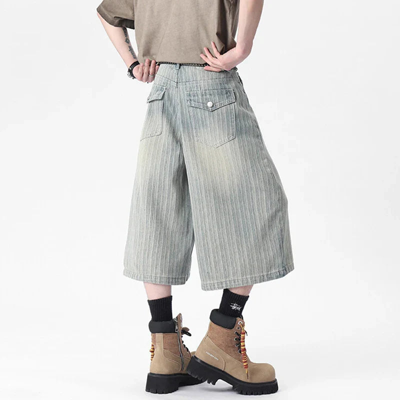 Elegante, im Vintage-Stil gewaschene, gerade geschnittene, kurze Jeansshorts