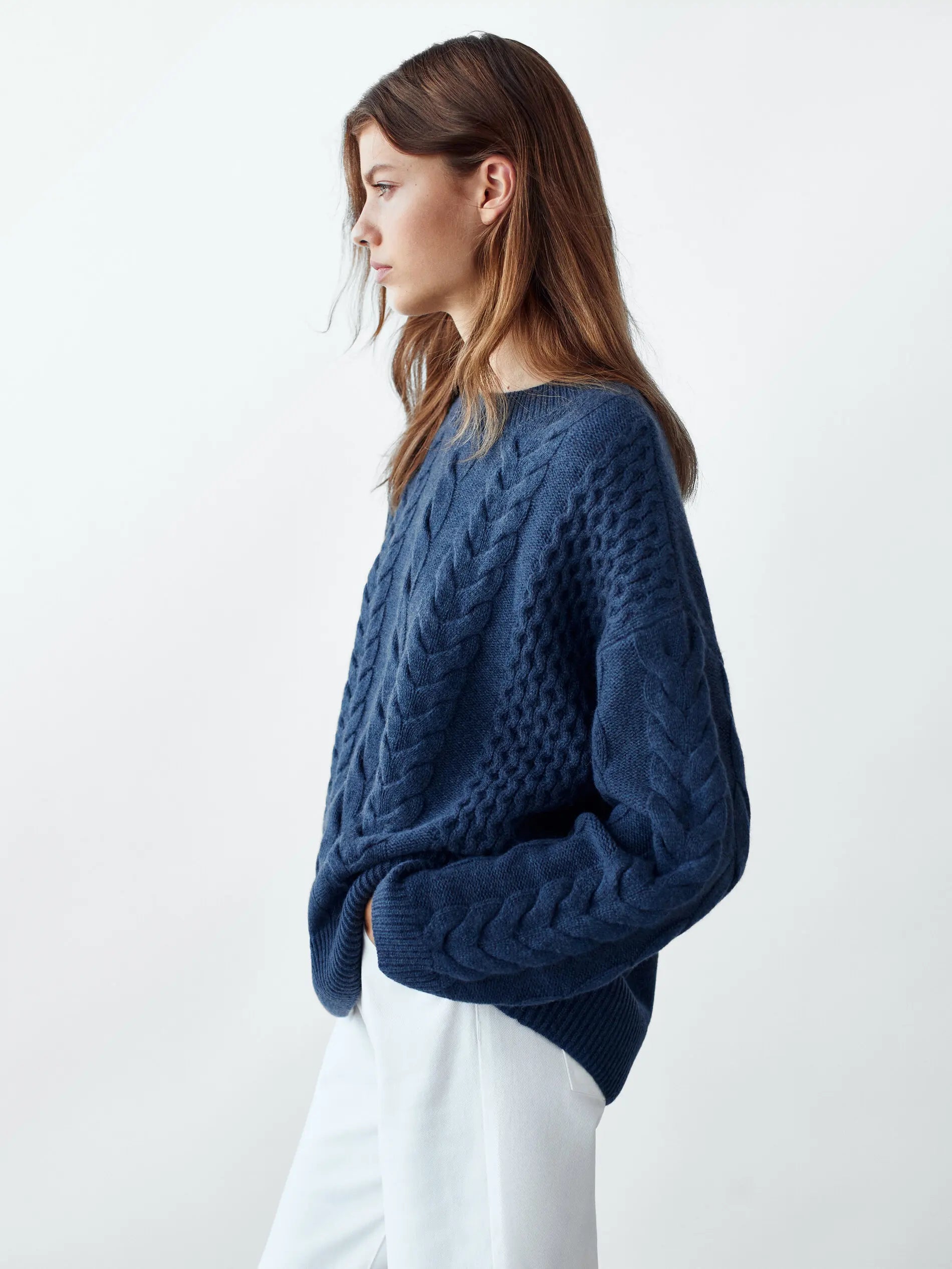 Klassischer blauer, ätherisch gestreifter Damenpullover