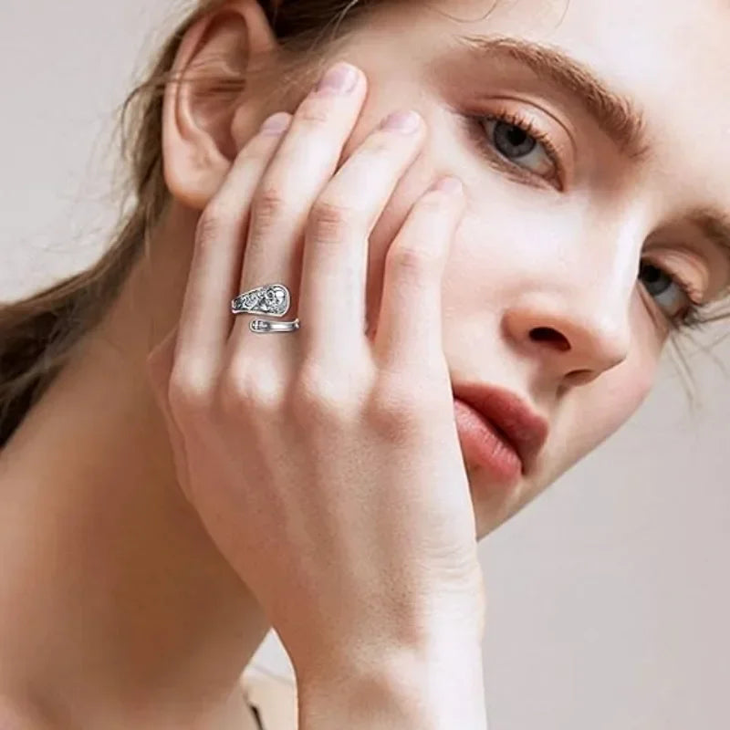 Verstellbarer Ring mit gotischer Rosenblume
