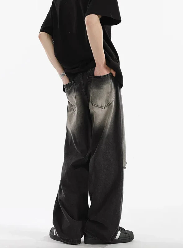 Vielseitige Streetwear-Jeans mit hohem Bund und Rissen in Schwarz.