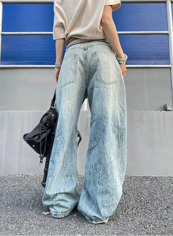 Isolierte Streetwear-Schnitt, lässige Oversize-Jeans in Hellblau
