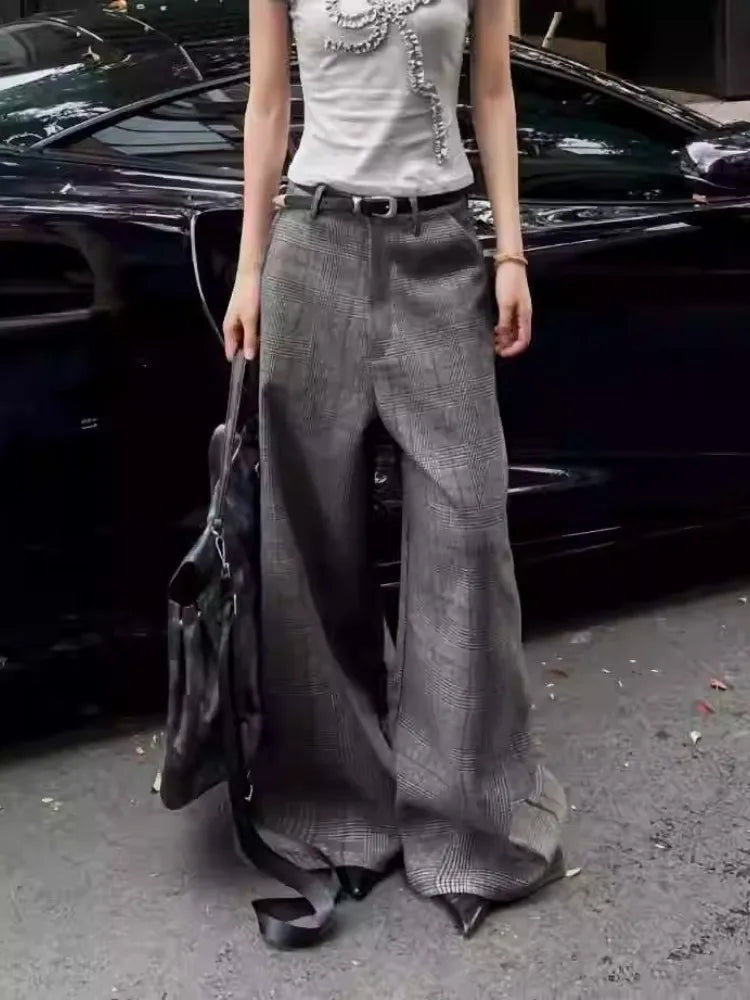 Graue, karierte Hose mit weitem Bein im minimalistischen Look