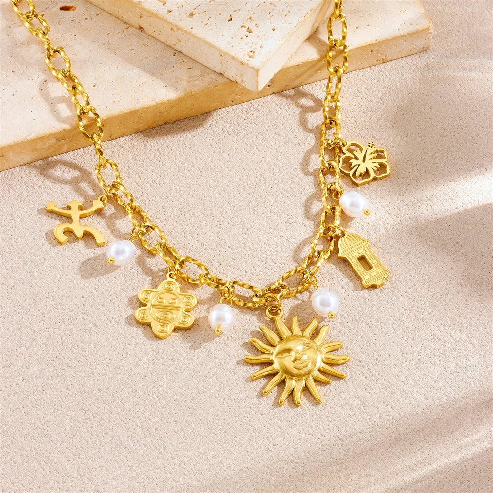 Collier pendentif soleil en perle fleur dorée