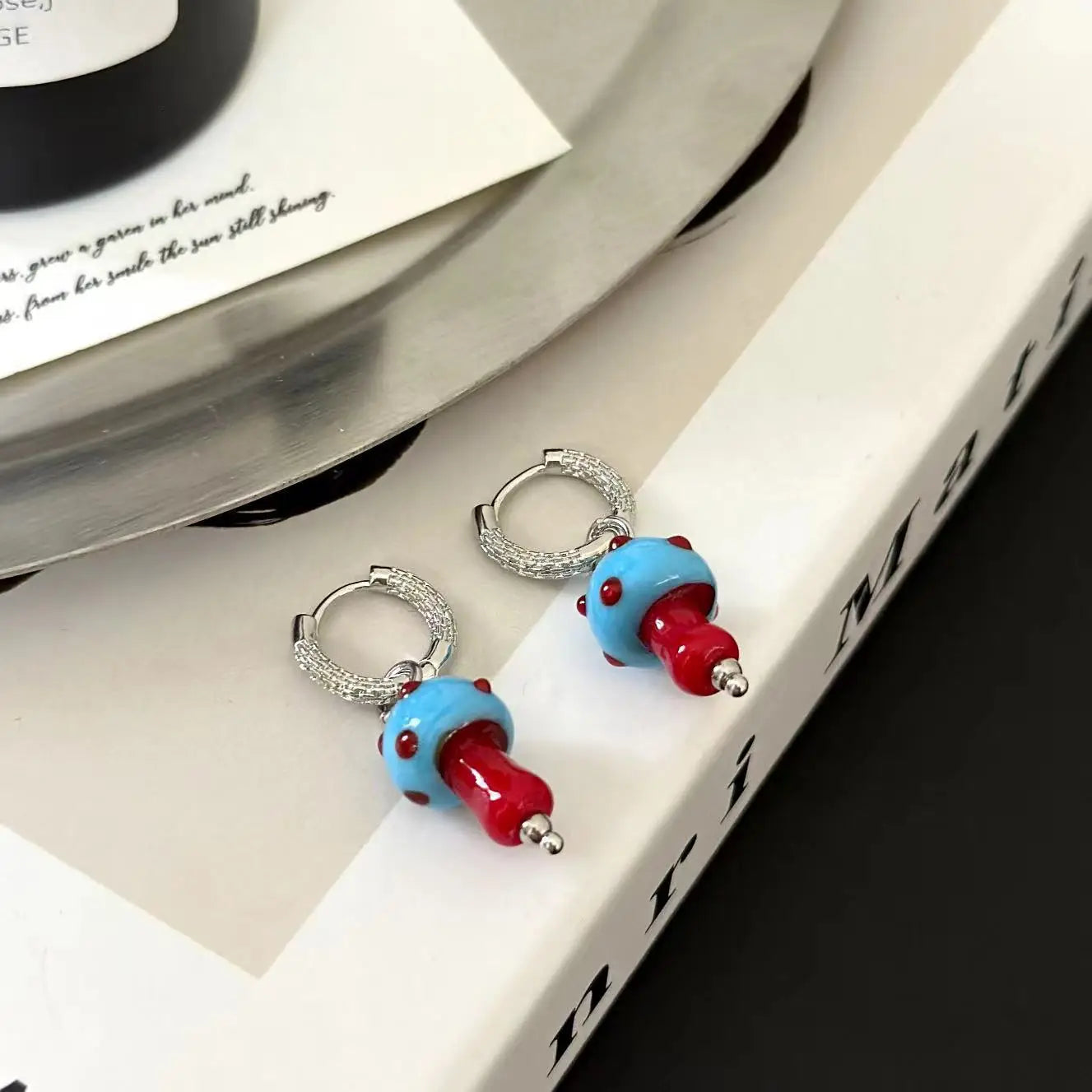 Boucles d'oreilles créoles en résine en forme de champignon aux couleurs vives