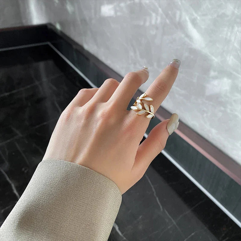 Bague élégante en acrylique blanc et alliage de cuivre