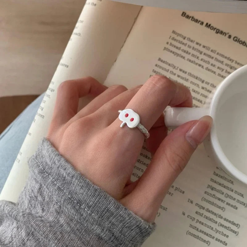 Bague en métal argenté avec une jolie pomme de dessin animé