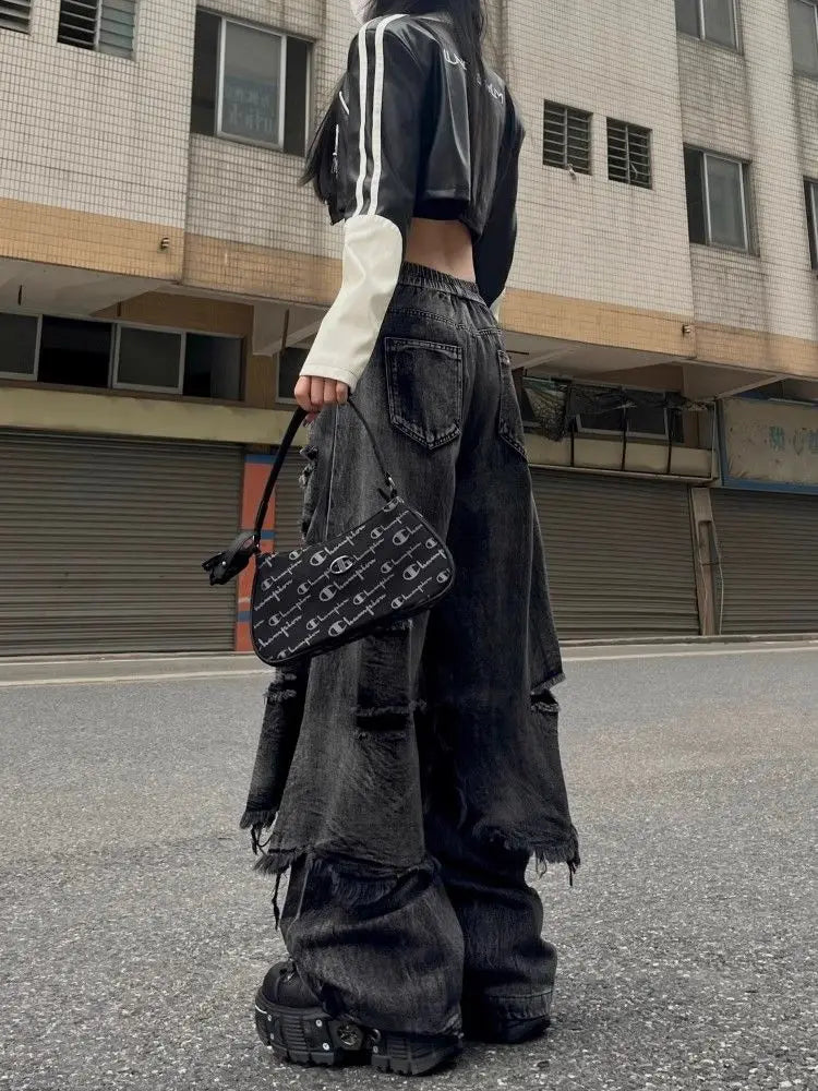 Jeans en denim déchirés, style streetwear vintage et tendance.