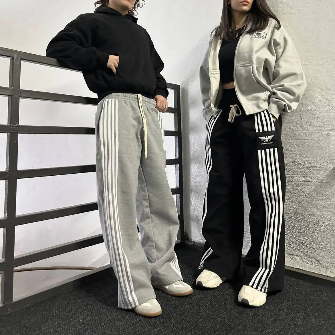 Pantalon de survêtement américain à jambes larges et rayures souples