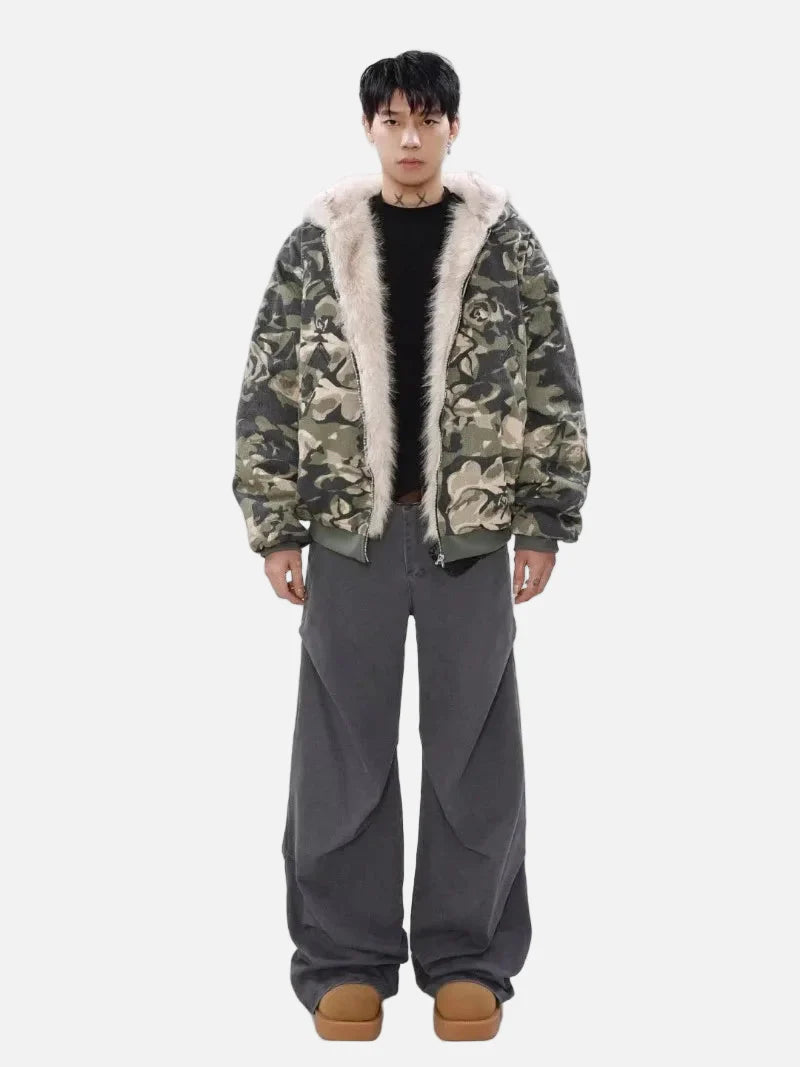 Warme Parkajacke mit Kapuze und Tarnmuster aus Kunstpelz