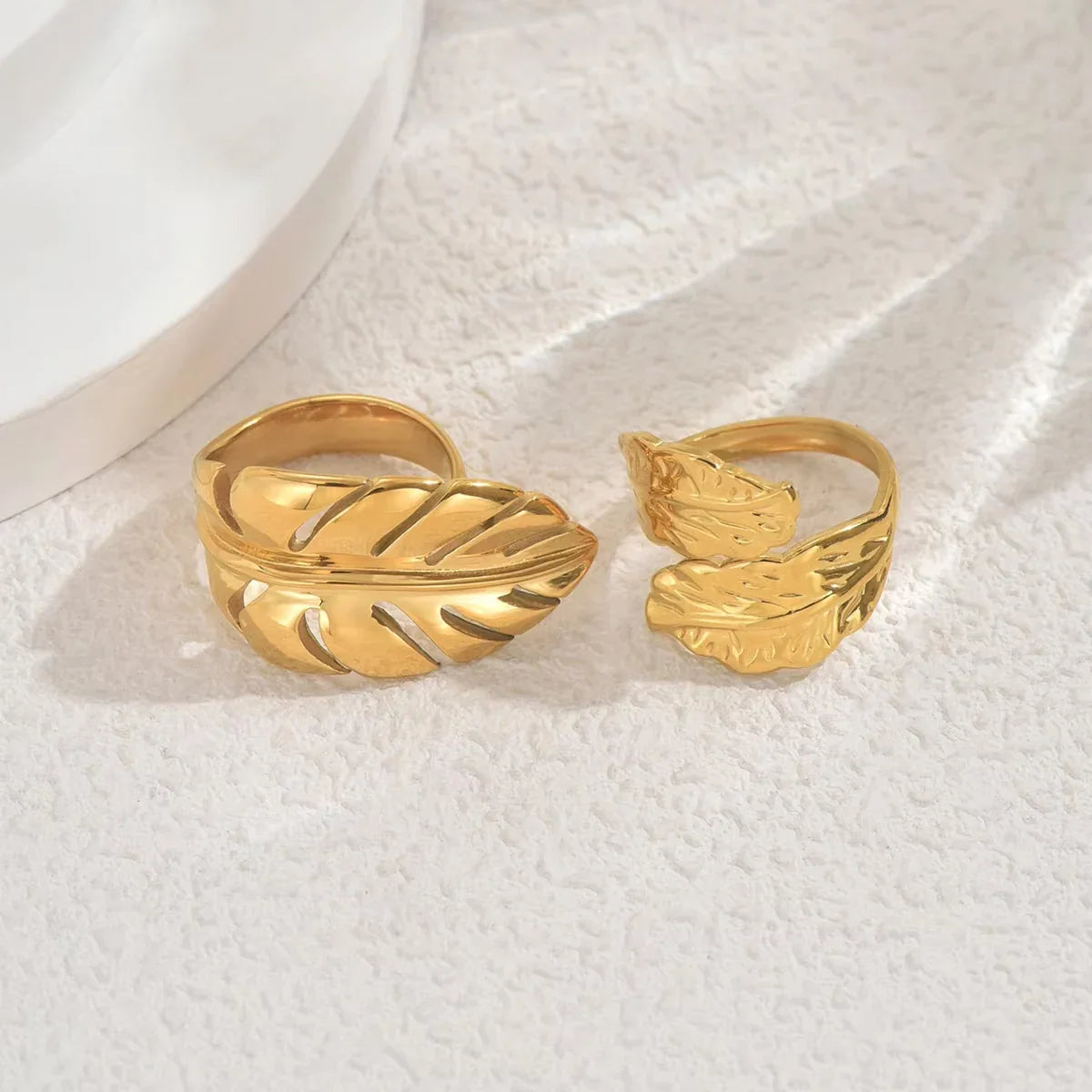 Eleganter, offener Ring in Blattform aus Gold