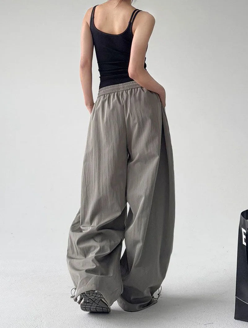 Graue Cargohose mit Fallschirmbuchstaben-Stickerei