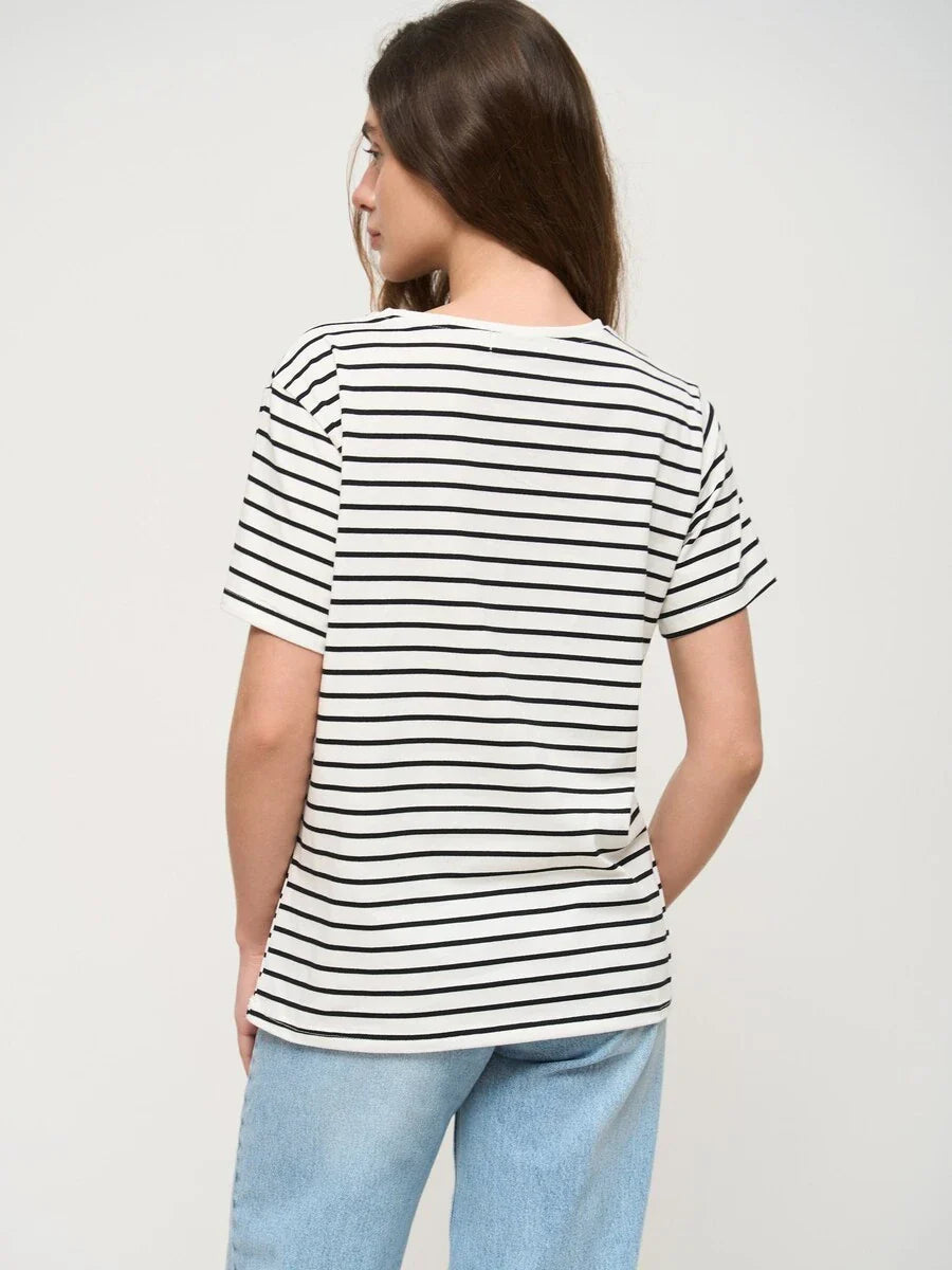 Gestreiftes, kurzärmeliges Strick-T-Shirt für den Sommer