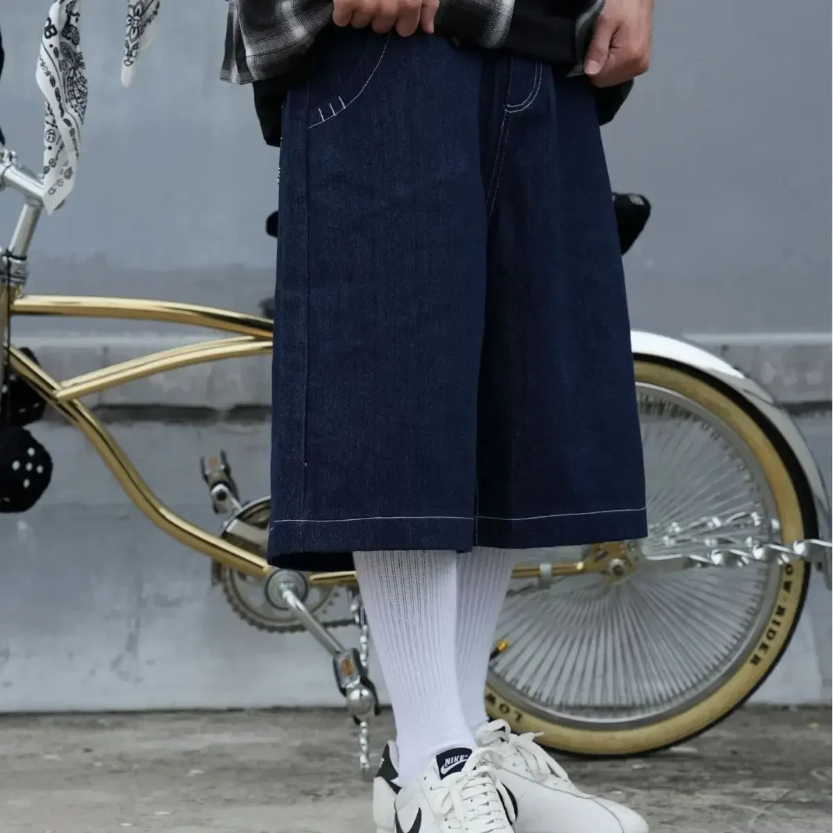 Bestickte Taschen, übergroße Jeansshorts