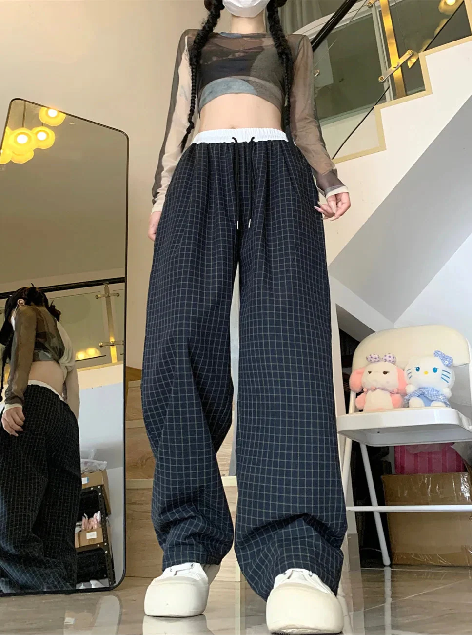 Minimalistische Streetwear-Jogginghose mit Retro-Karomuster und weitem Bein