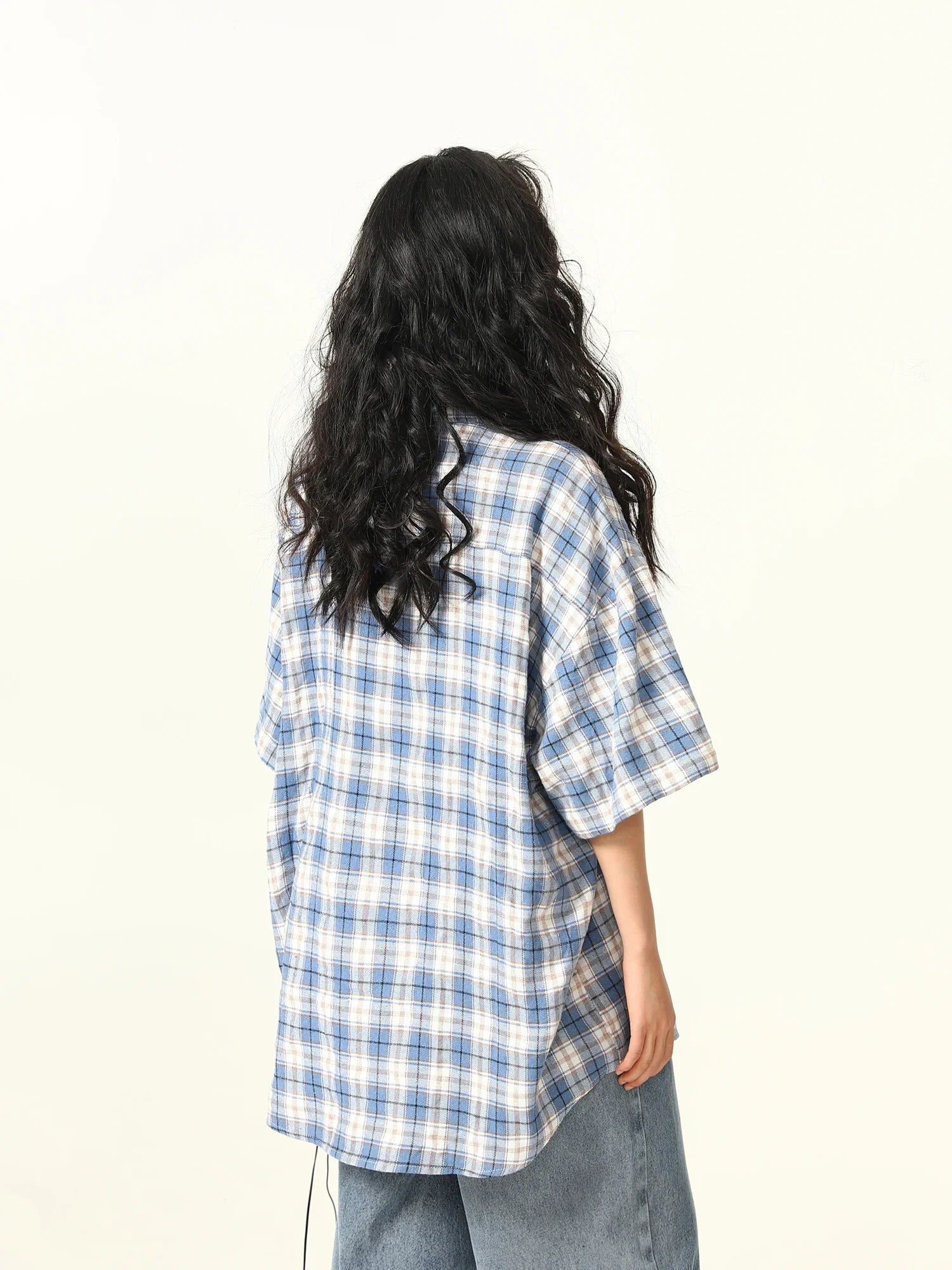 Chemise à carreaux bleus brodée d'un personnage de dessin animé
