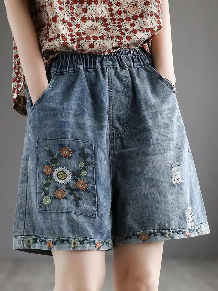 Jeansshorts mit Vintage-Blumenstickerei