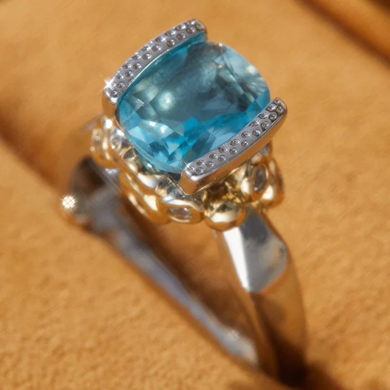 Klassischer Ring aus Silber mit geometrischem Zirkonia