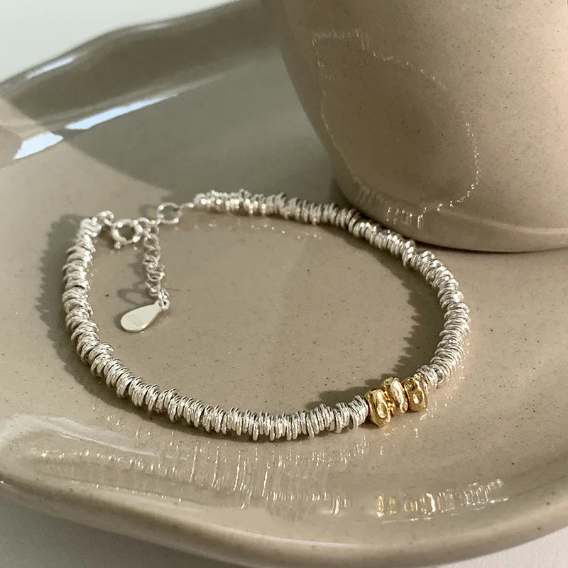 Bracelet ajustable en perles géométriques et cordon doré