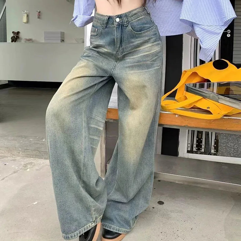 Schicke, gewaschene Jeans mit Knopfleiste und hohem Bund