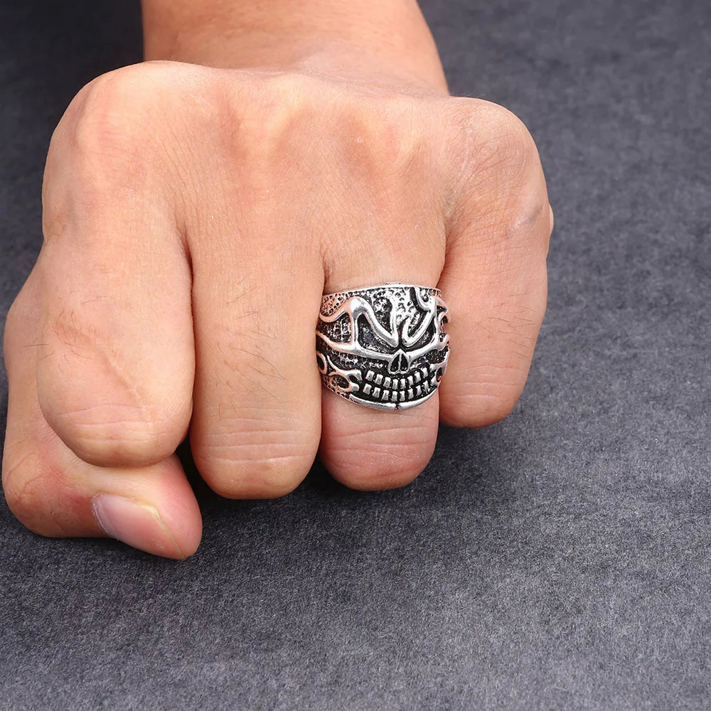 Handgefertigter Retro-Silberring mit wütendem Totenkopf