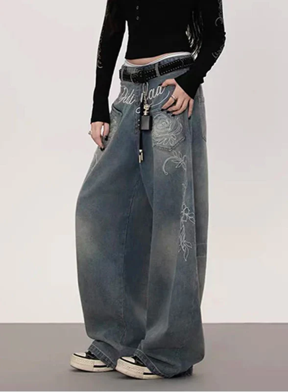 Figurschmeichelnde, japanisch inspirierte, weite blaue Jeans mit Stickerei aus der Y2K-Ära