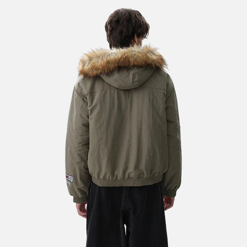 Attraktive, originelle Kapuzenjacke aus besticktem Kunstpelz