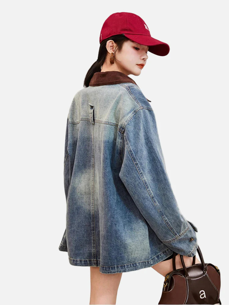 Klassische Jeansjacke mit angedeutetem Kragen in regulärer Passform