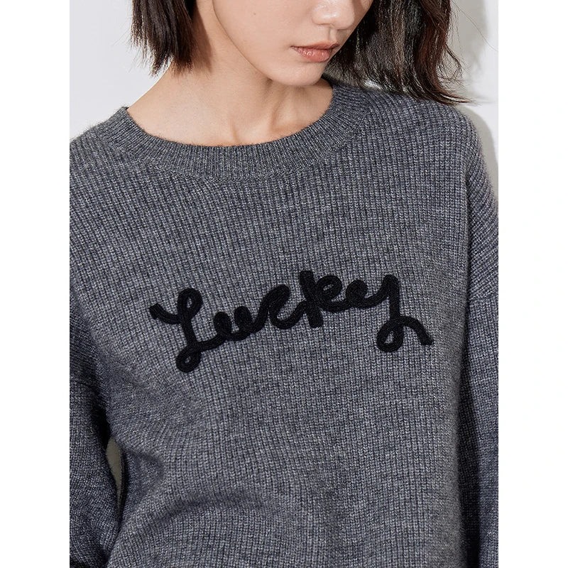 Gemütlicher, warmer Strickpullover mit Buchstabenprint