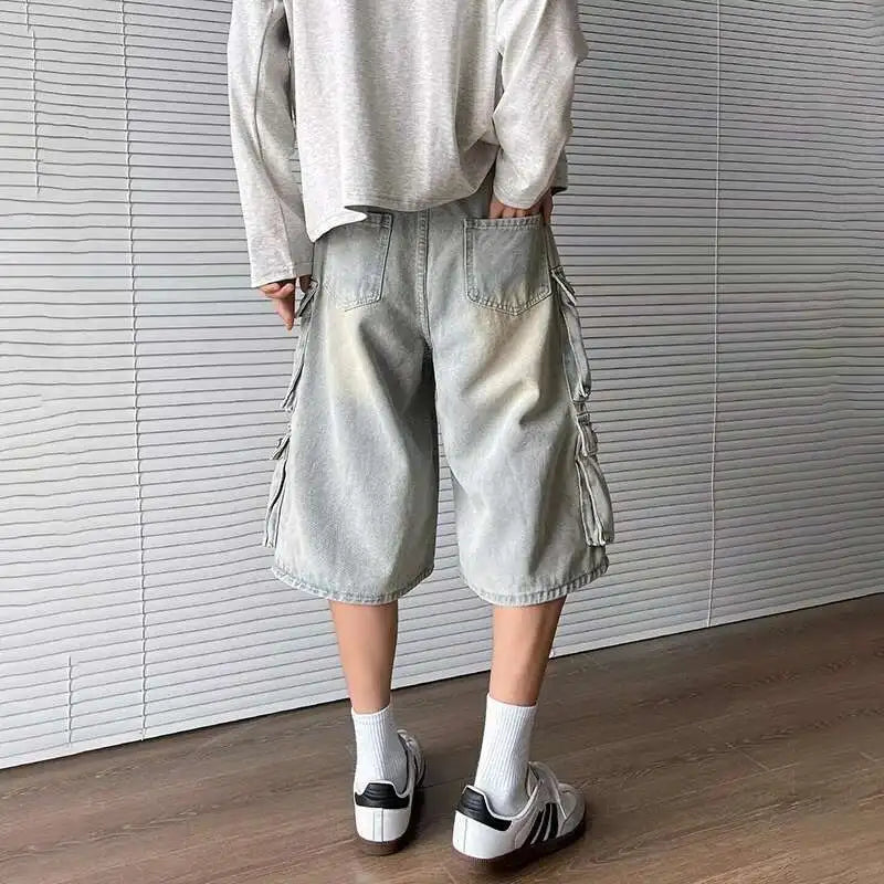 Isolierte, stylische Jeansshorts mit Farbverlauf und Waschung