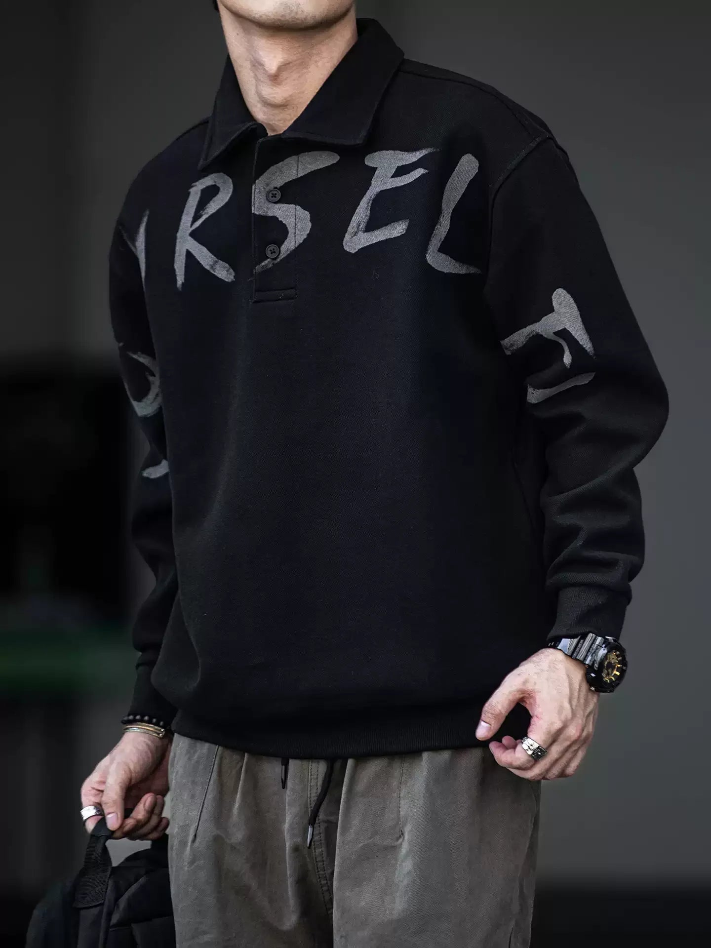 Schwarzes Polo-Sweatshirt mit übergroßem Buchstabenprint