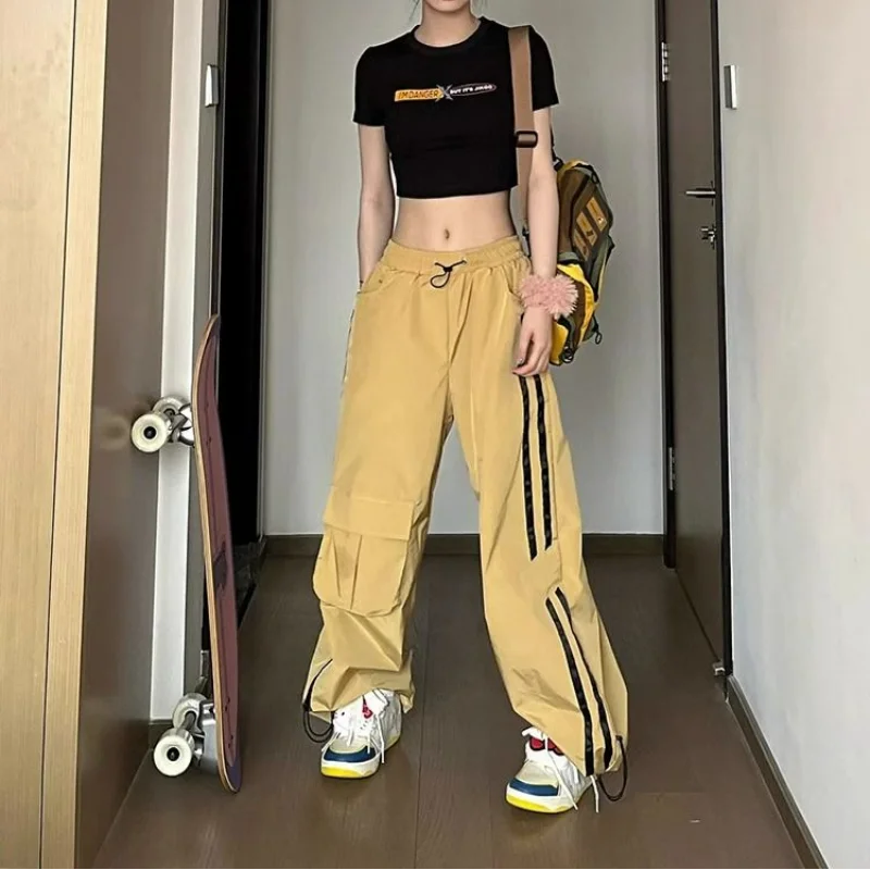 Gelbe Vintage-Cargohose mit hohem Bund