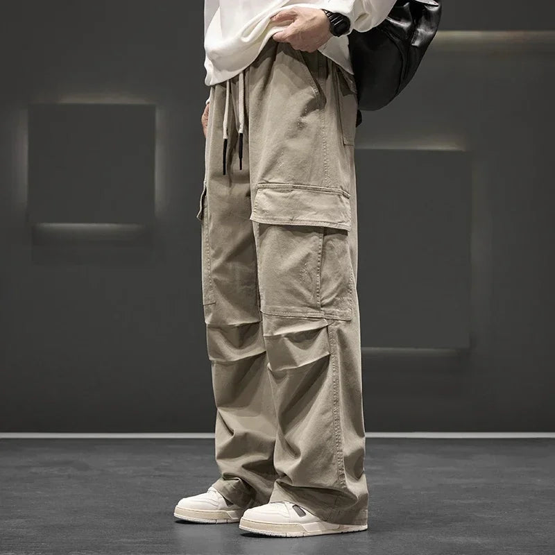 Neutrale, locker sitzende Cargohose mit weitem Bein